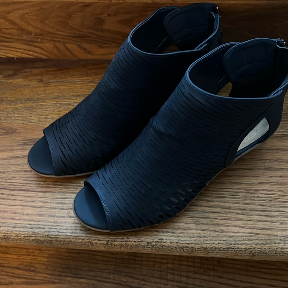 NWOB  8.5 W Easy Spirt Blue Open toe and side booties